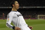 Lập cú đúp vào lưới Barca, Ronaldo tiếp tục cho Messi 'ngửi khói'