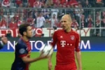 Alba lại chơi xấu: Ném bóng vào mặt Robben