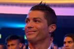 Ronaldo cười nửa miệng khi Messi nhận Quả Bóng Vàng