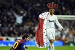 Biếm họa hậu Siêu kinh điển: Messi quỳ gối trước Ronaldo