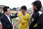 Công Vinh và cái bắt tay ân tình với bầu Hiển