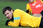 Thua Real, thua Ronaldo, Messi lăn ra ốm