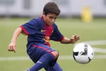 Bàn thắng 'nhanh như điện' của Messi nhí