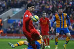 Luis Suarez tái hiện 'bàn tay của Chúa' giúp Liverpool thắng nhọc