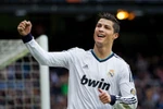 Ronaldo tăng tốc, Messi thành 'kẻ bám đuôi'