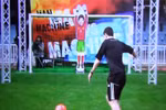 Cuộc đối đầu cân não giữa Messi và thủ môn robot