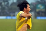 Ghi 2 siêu phẩm, Công Vinh đưa SLNA lên ngôi đầu bảng