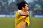 Ghi 2 siêu phẩm, Công Vinh đưa SLNA lên ngôi đầu bảng