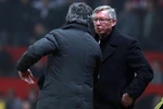 Mourinho đã 'thì thầm' gì với Sir Alex sau khi Nani lĩnh thẻ đỏ?