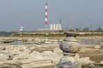 Kho báu hoàng gia bị mất tích nổi lên giữa sông