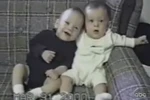 Bé cười vì bạn nấc