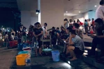 Dân Hà Nội xếp hàng như thời bao cấp, chắt chiu từng giọt nước