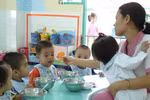 Nghe họ gọi "bọn giáo viên", lòng tôi thắt lại, nghẹn lời