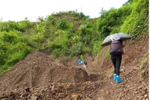 Chuyện về những giáo viên suýt bỏ mạng trên con đường cõng chữ lên non