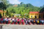 Trường vùng cao nói không với bóng bay và chai nhựa trong ngày khai giảng