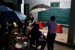 Đêm giữa rừng Tây Bắc, le lói ánh đèn mang chữ về bản Mông