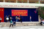 Băng rừng, lội suối ngắt một chùm hoa dại, em tặng cô
