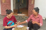 Nữ sinh ở Hải Dương vươn lên từ thúng ốc, bó rau