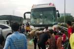 Nhà xe "tống cổ" khách xuống đường