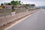 Thanh Hóa: Phá rào chắn, đập dải phân cách trên Quốc lộ 1A để bán hàng