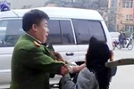 Clip: Người mặc sắc phục công an túm cổ áo cụ già lôi xềnh xệch 