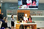 Tổng Giám đốc Ajinomoto mặc tạp dề vào bếp làm pizza tiếp khách