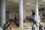 Hàng trăm tiểu thương tập trung phản đối Ban quản lý chợ Vườn Hoa