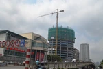 Ảnh: Hàng vạn người dân Thủ đô hàng ngày đi lại dưới bóng tử thần