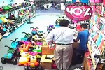 Clip: Tiếp khách Tây 2 phút, mất luôn 10 triệu đồng