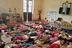 Vỡ trận giáo viên, Hiệu phó đi rửa bát, Hiệu trưởng đi chăm trẻ 