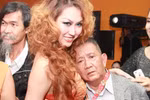 Phi Thanh Vân ôm diễn viên Mạc Can... vào ngực