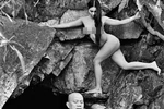 Dùng mẫu nude toàn thân... để thiền!