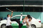 Thiếu tiền hát karaoke, mang dao đi chặn ô tô để cướp