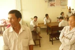 Bé gái sơ sinh tử vong bất thường, người nhà vây kín bệnh viện