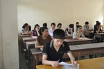 Môn thi Lý: Có 1 thí sinh bị đình chỉ, 130 em vắng mặt