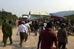 Người dân dựng rạp trên QL 1A vì tài xế xe tải gây tai nạn rồi bỏ trốn