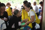 Hàng trăm suất quà đến với đồng bào lũ lụt tỉnh Quảng Bình