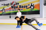 "Trượt xoáy ngã xoay" ở sân trượt băng lớn nhất Đông Nam Á