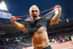 Xé áo, nhảy rào ăn mừng HCV Olympic London