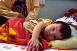 Xót lòng những đứa trẻ mới chào đời đã gồng mình chống bệnh 