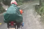 Xúc động cảnh cô giáo vùng cao Quảng Nam "đội” mưa rét chở 2 con quay lại trường