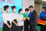Thầy cô đóng góp mua vé để sinh viên khó khăn được về quê ăn Tết