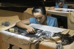 Quặn lòng: Cử nhân Lịch sử ra trường làm công nhân lắp ráp