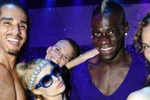 Balotelli học theo Ronaldo "vui vẻ" cùng Paris Hilton
