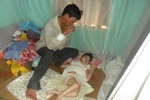 Đắng lòng cảnh người cha chăm hai con bại liệt, vợ u xơ tuyến vú