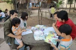 Chùm ảnh: Cảm động sinh viên đến với các em mồ côi ở chùa Bồ Đề