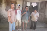 Người cha già nửa thế kỷ chăm 3 con tật nguyền