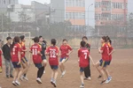 Nữ sinh viên ĐH Văn hóa ra sân đá bóng mừng ngày 8/3