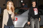 Vợ Van Persie bị dọa giết vì nghi 'xúi' chồng sang M.U