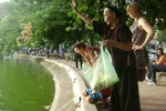"Lạ lùng" bà lão nửa đời nuôi cá hồ Gươm